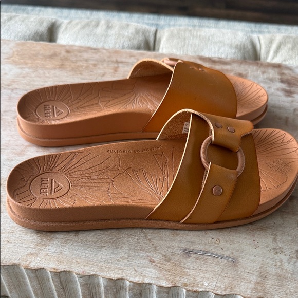 Reef Women’s 8.5 Tan Slide Sandals with Buckle Detail - Picture 4 of 5